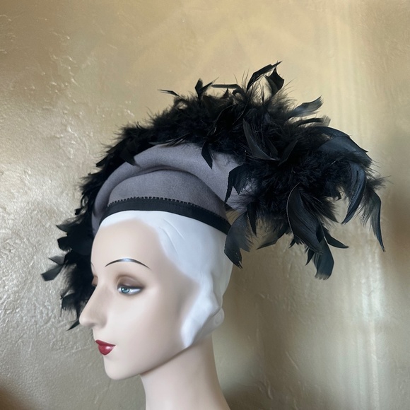 GRANDIOSE 1950's TAUPE FELT LARGE BRIMMED HAT WITH BLACK FEATHERS - Picture 5 of 10